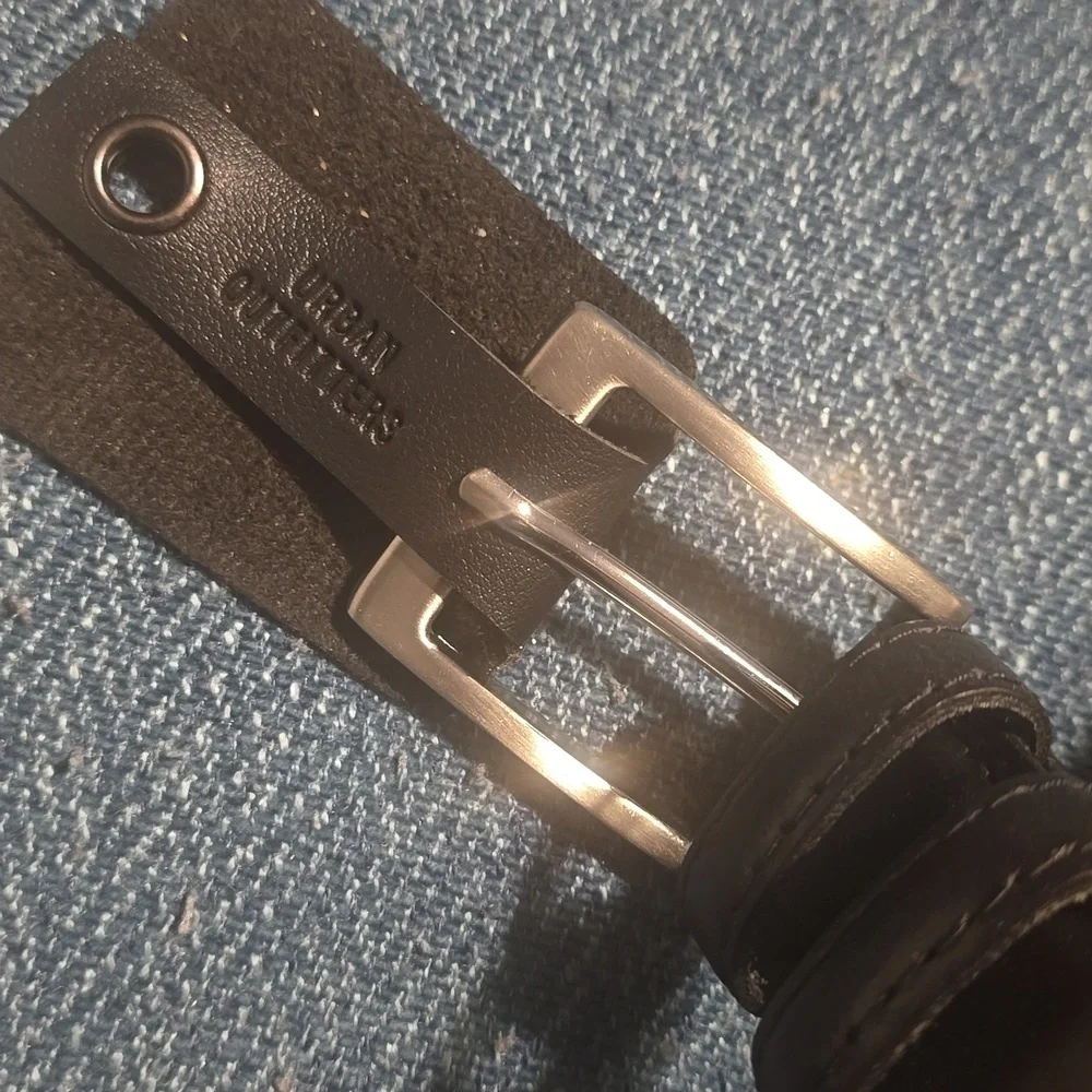 Men’s Basic Beveled Leather Belt, Size Small, Retail Price $35.00 USD
